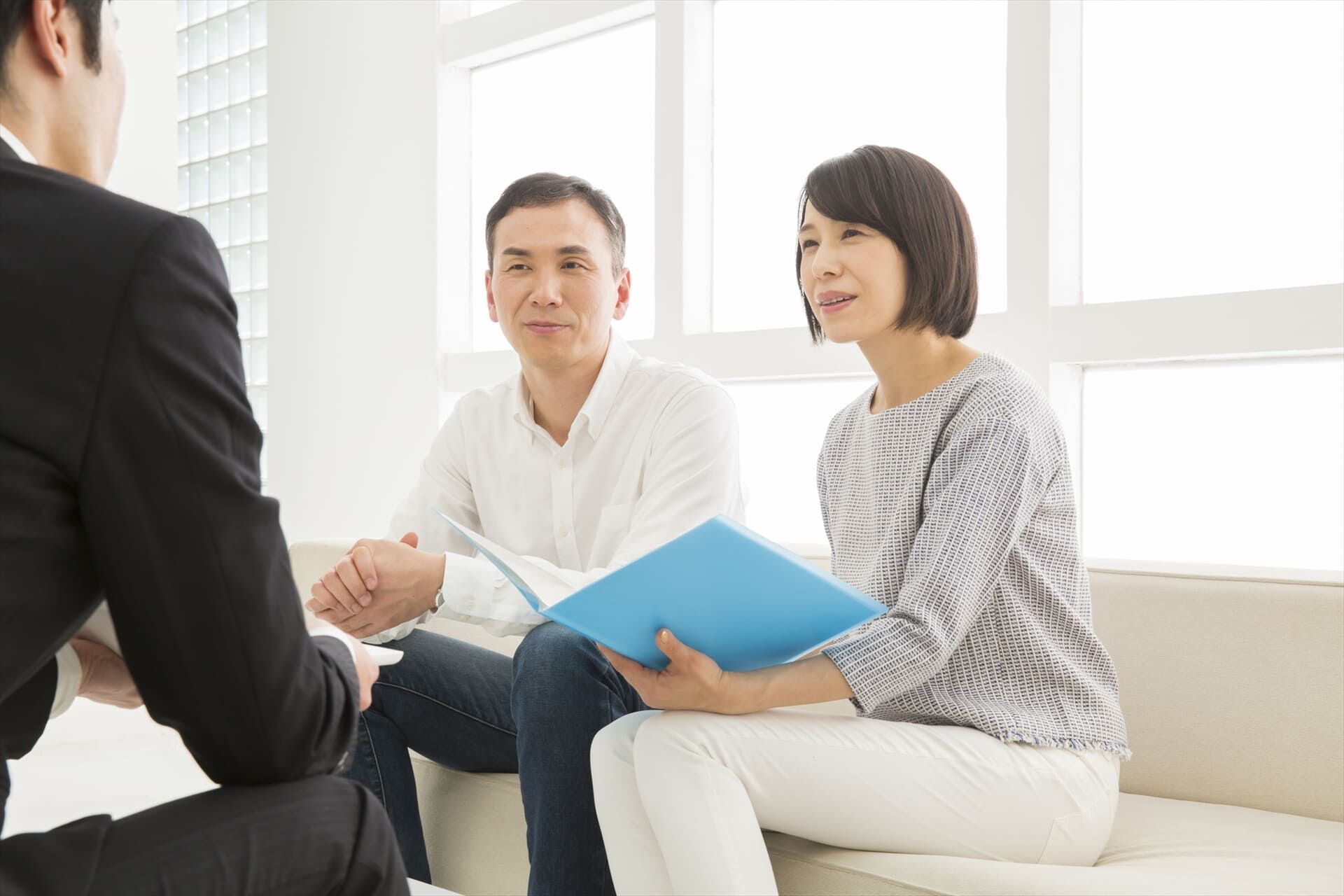 説明を聞く夫婦